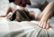 كيف يمكنكِ أن تتخطي الخجل أثناء العلاقة الحميمة؟